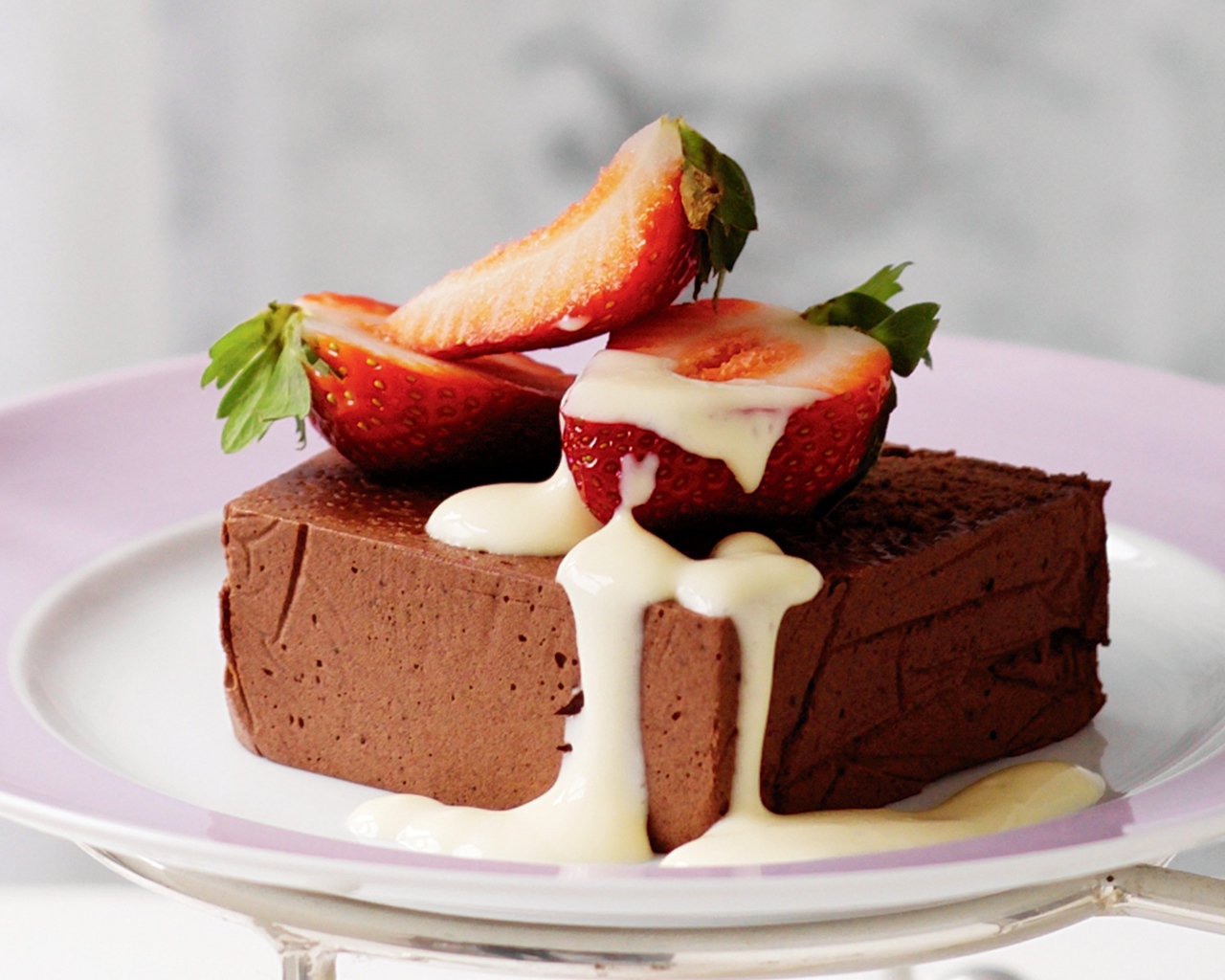 Шоколадное суфле с клубникой на тарелке