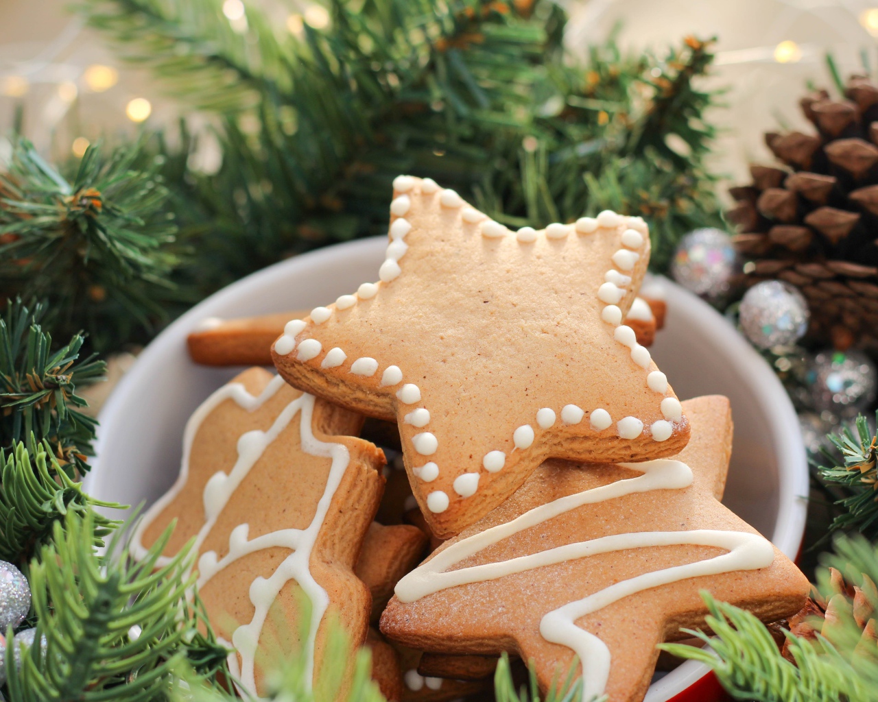 Новогоднее печенье звездочки с еловыми ветками
