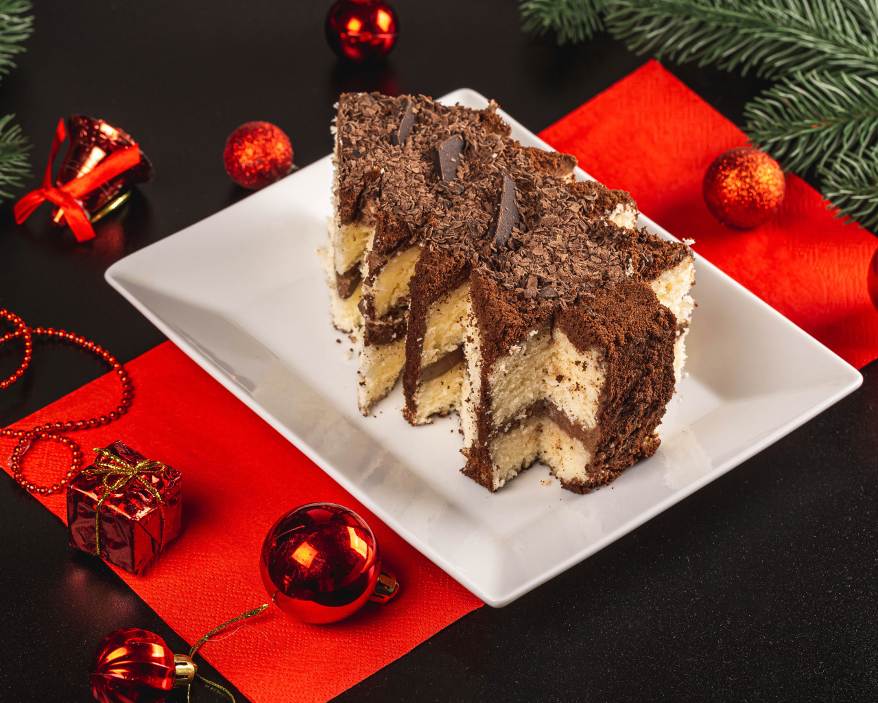 Торт в форме елочки на столе с игрушками