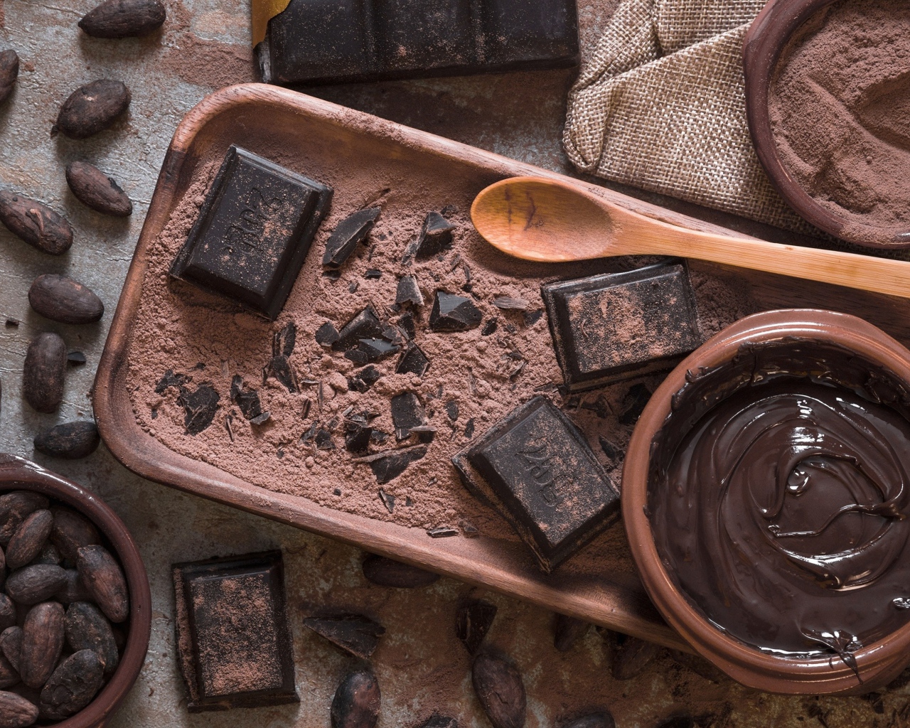 Какао с шоколадом на столе 