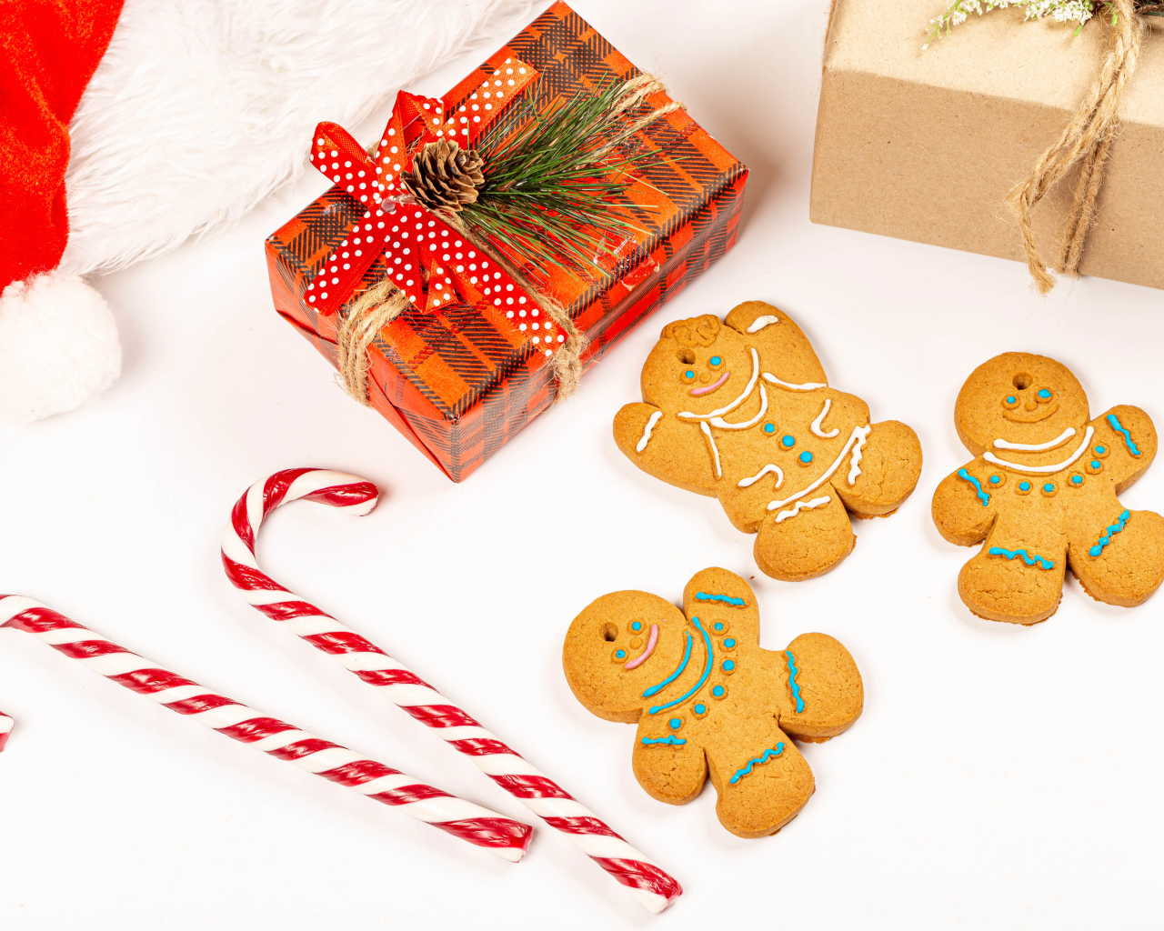 Печенье, подарок и конфеты на Рождество 