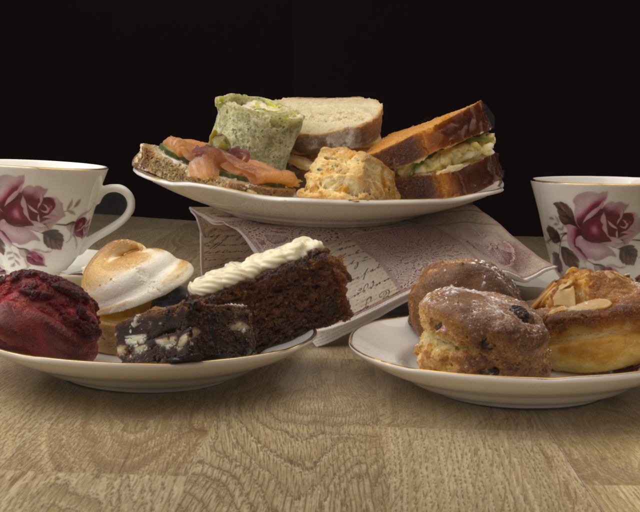 Печенье и пирожные с чаем на столе 