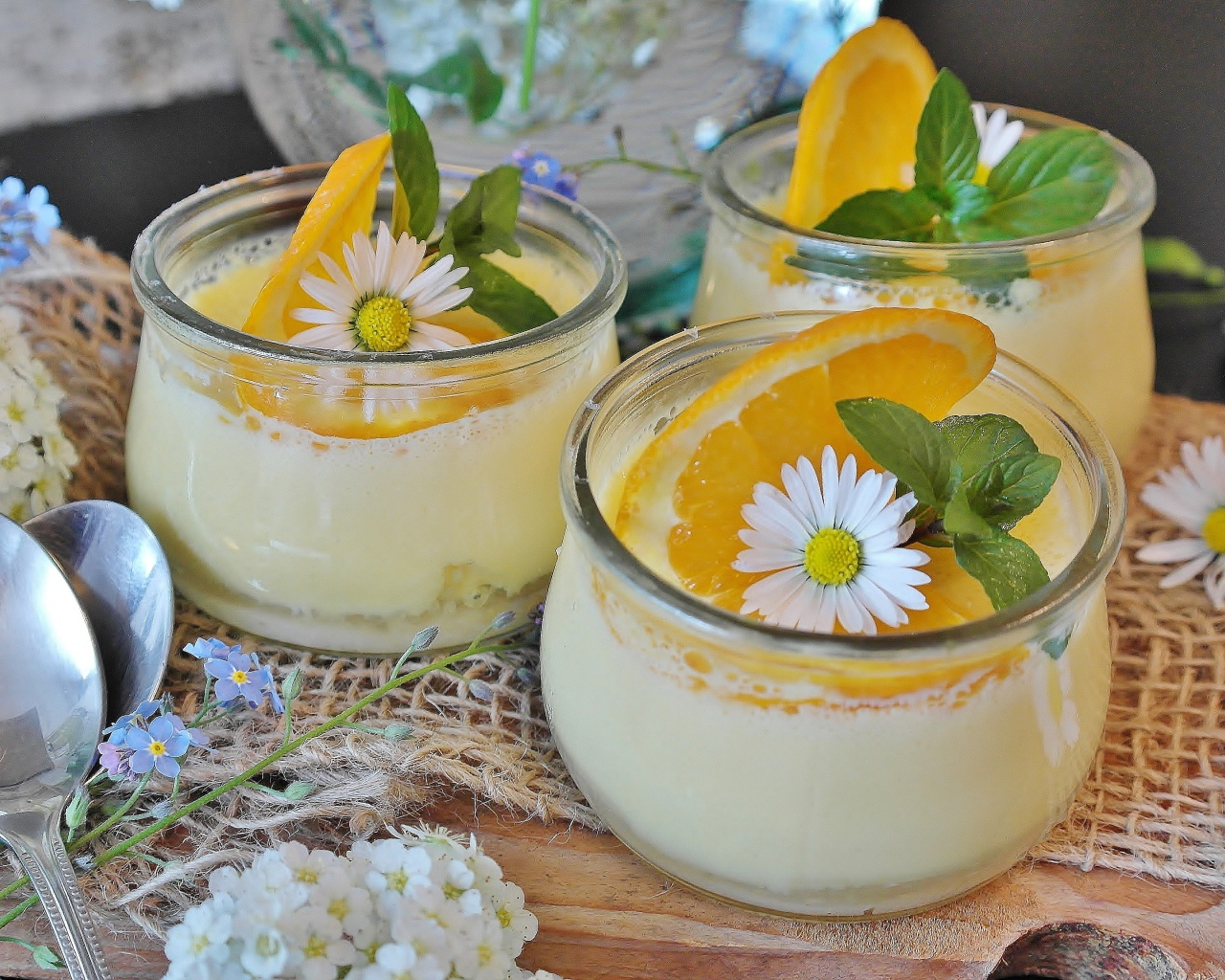 Крем в баночках с лимоном и ромашками