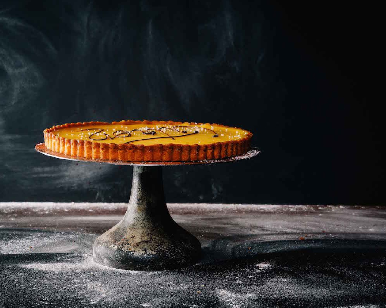 Пирог с кремом на черном фоне 