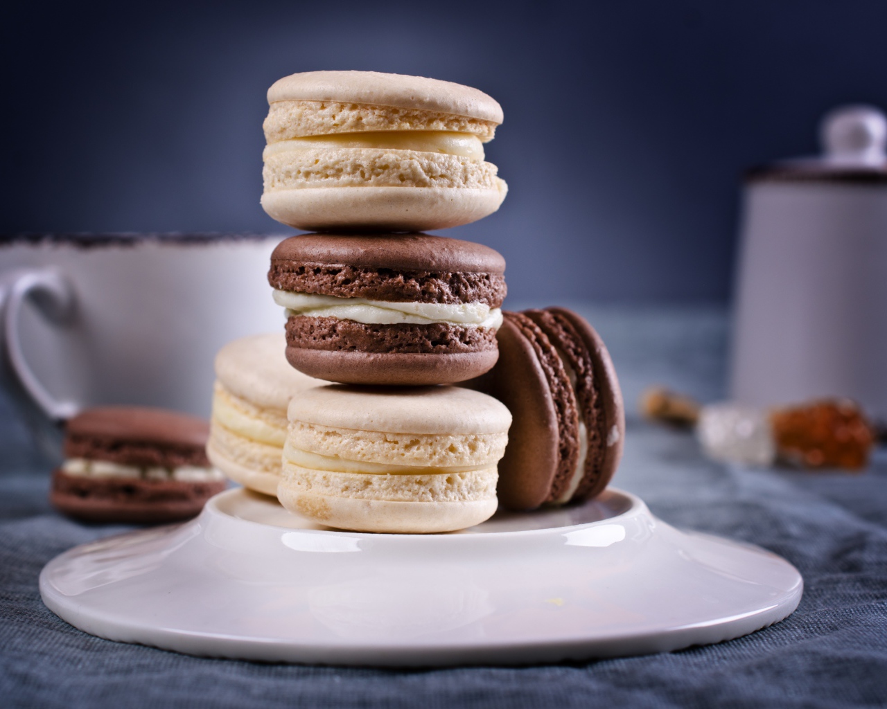 Сливочный и шоколадный десерт макарун на столе с тарелкой