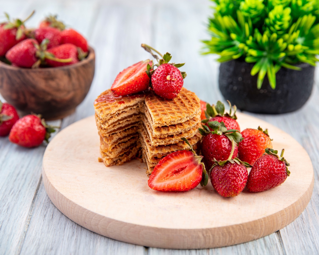 Хрустящие вафли со свежей клубникой 