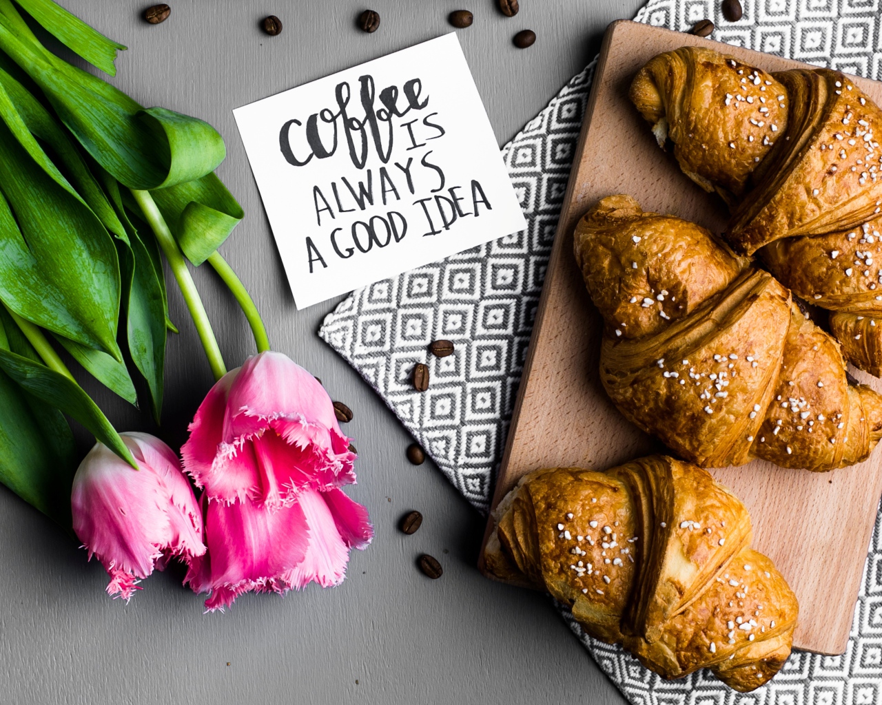 Круассаны и тюльпаны для любимой на завтрак