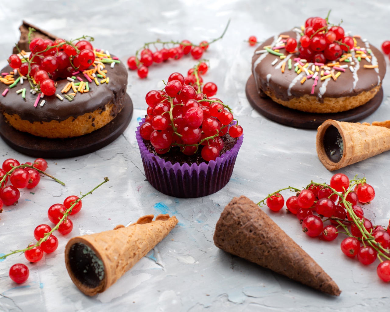 Кексы с шоколадом и красной смородиной 