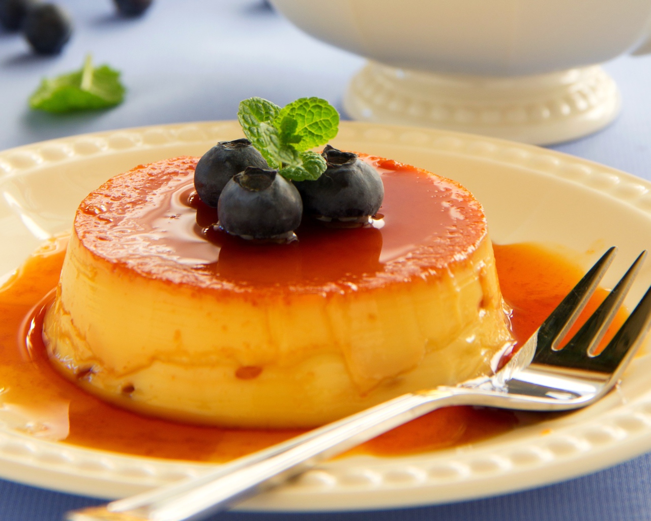 Творожный десерт с сиропом и ягодами черники