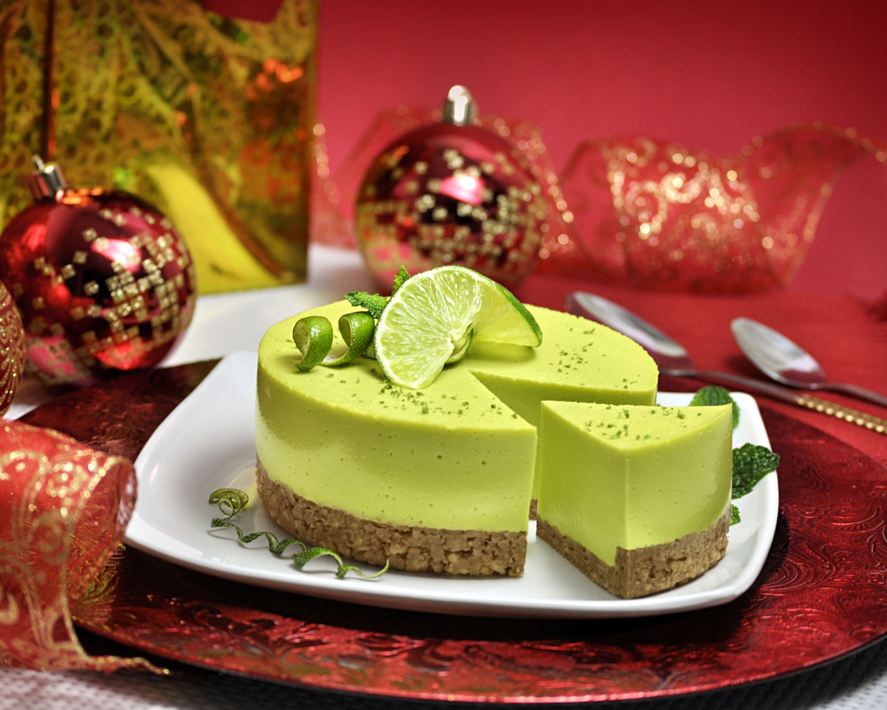 Вкусный праздничный торт с лаймом