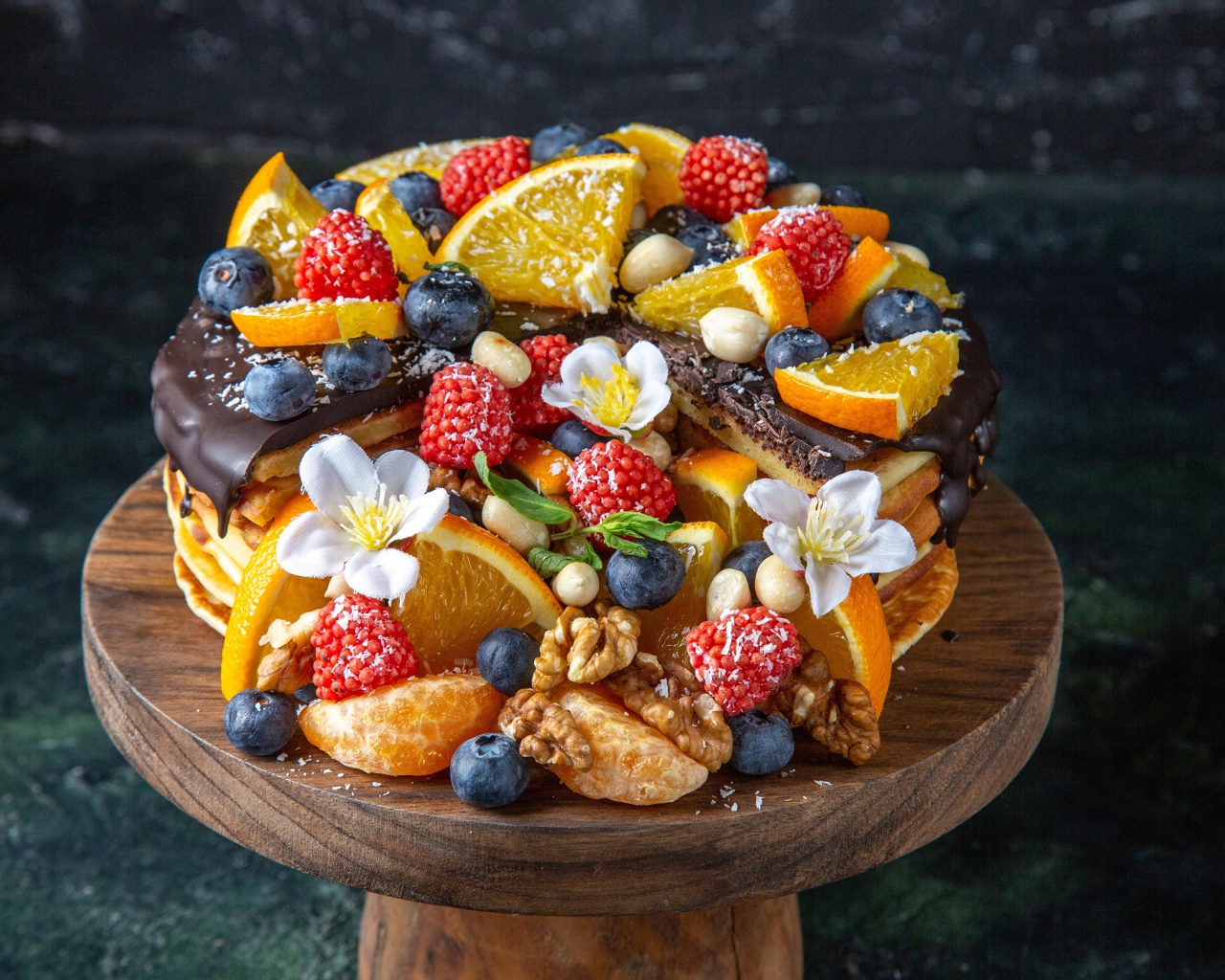 Вкусный торт с апельсинами и ягодами