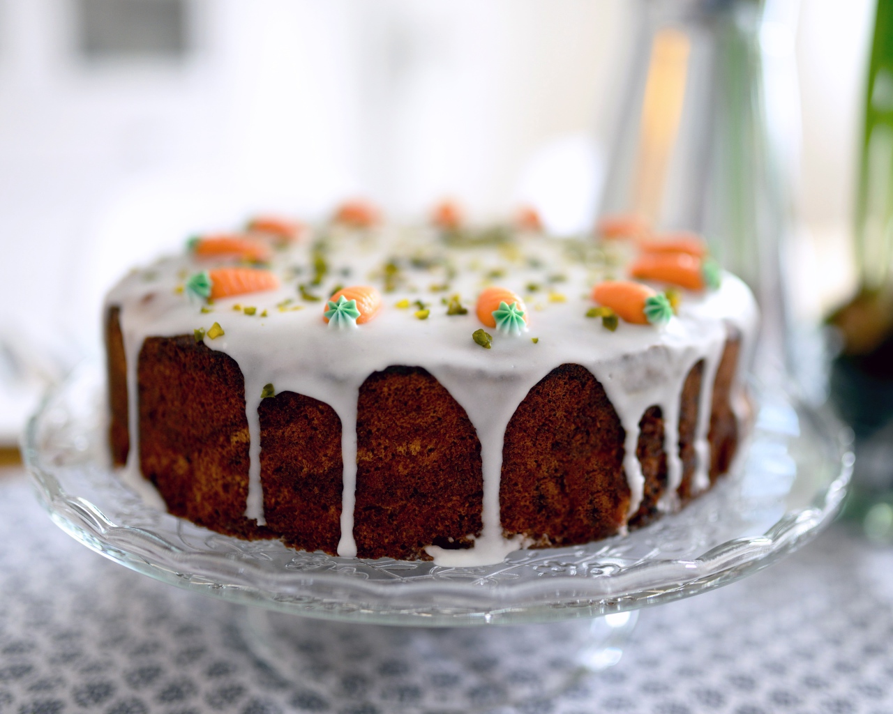 Вкусный морковный торт с белой глазурью 