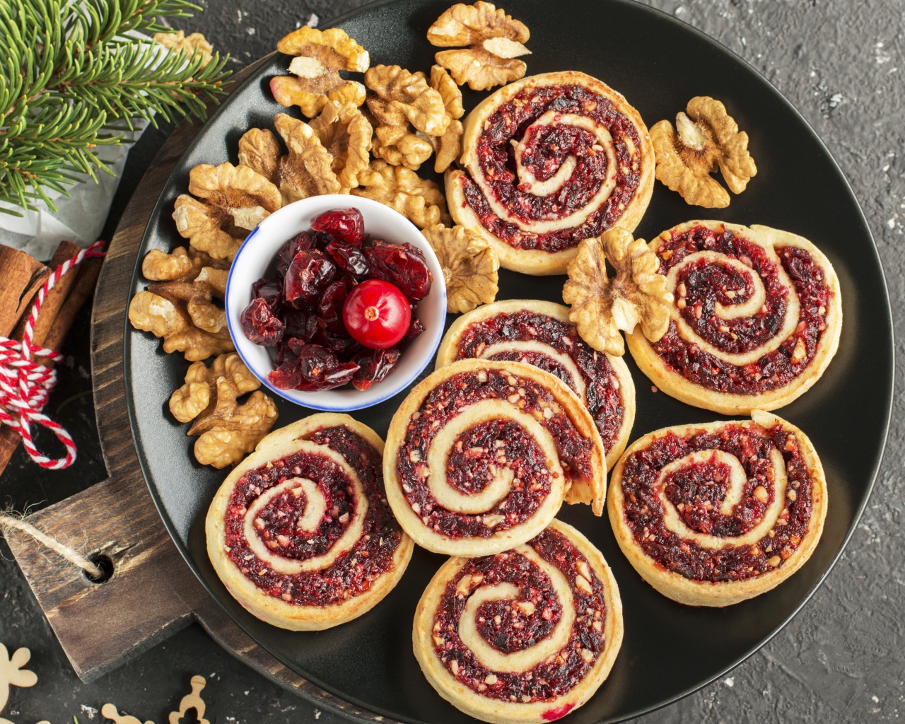 Вкусное печенье на тарелке с сухофруктами и орехами 