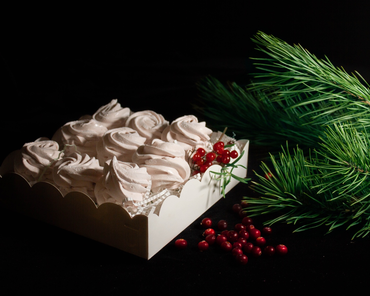 Вкусный десерт меренга с еловой веткой