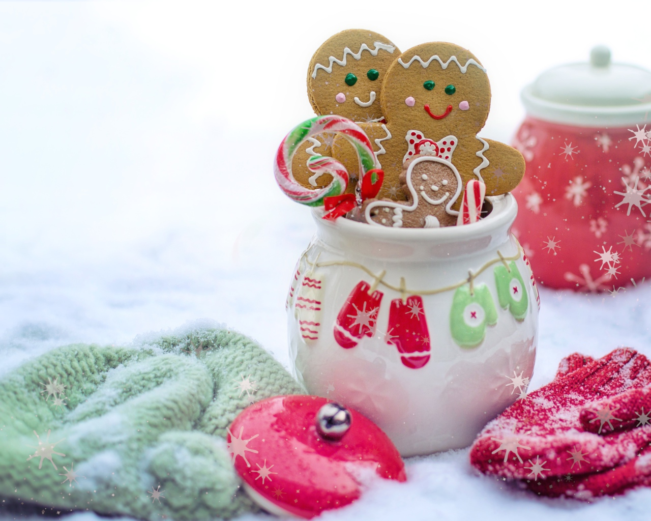 Вкусное праздничное печенье в вазе на снегу