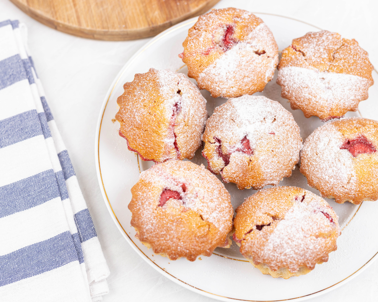 Вкусные кексы с клубникой с сахарной пудрой