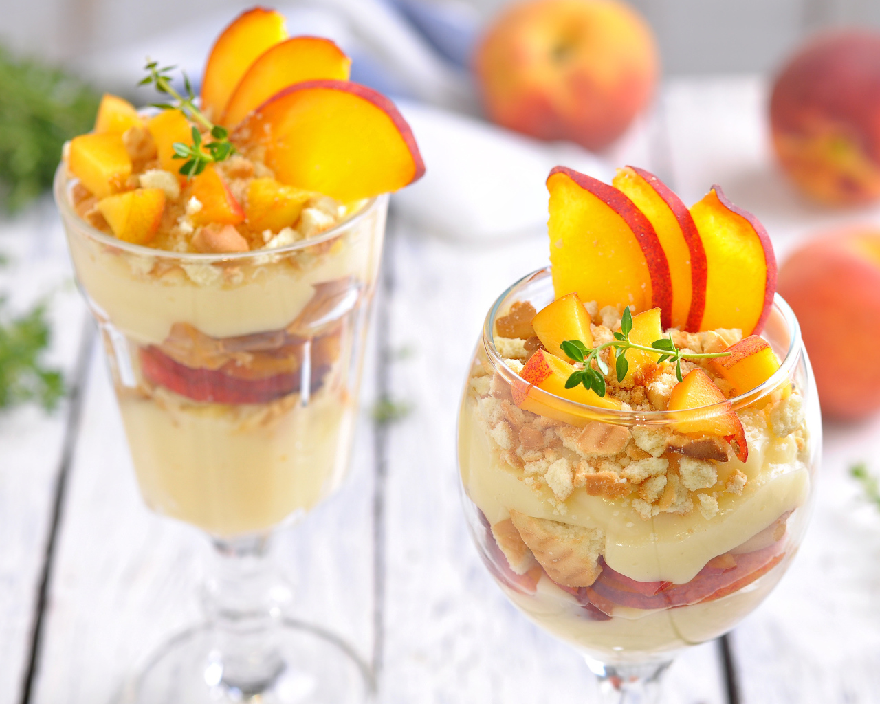 Десерт в стаканах с кусочками свежего нектарина 