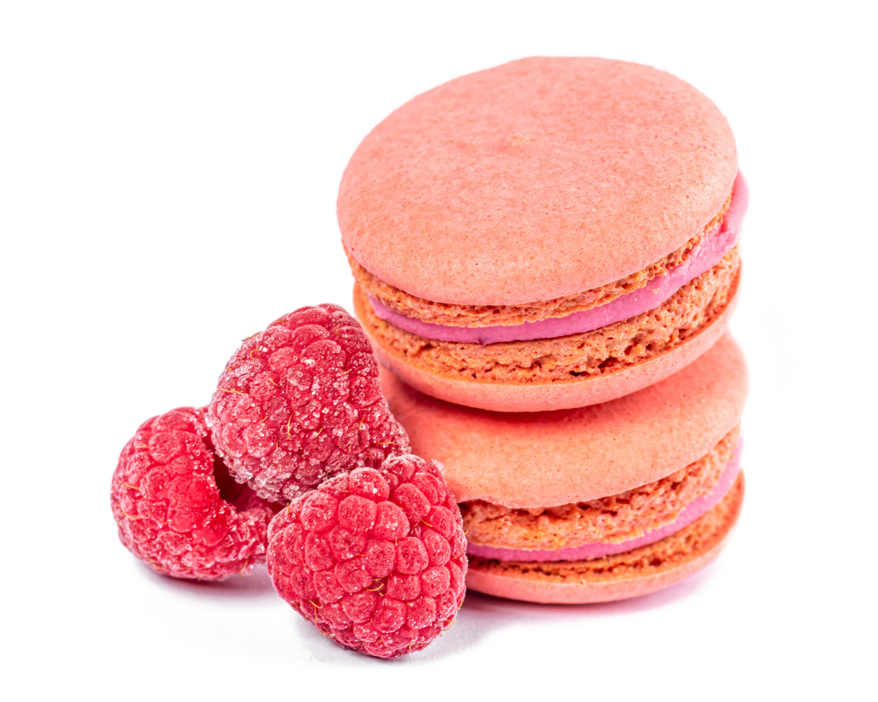 Десерт макарон с малиной на белом фоне