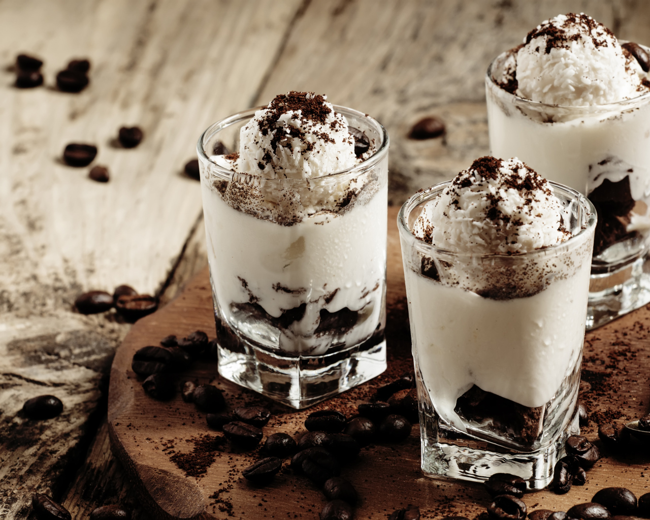 Десерт с взбитыми сливками и кофе 