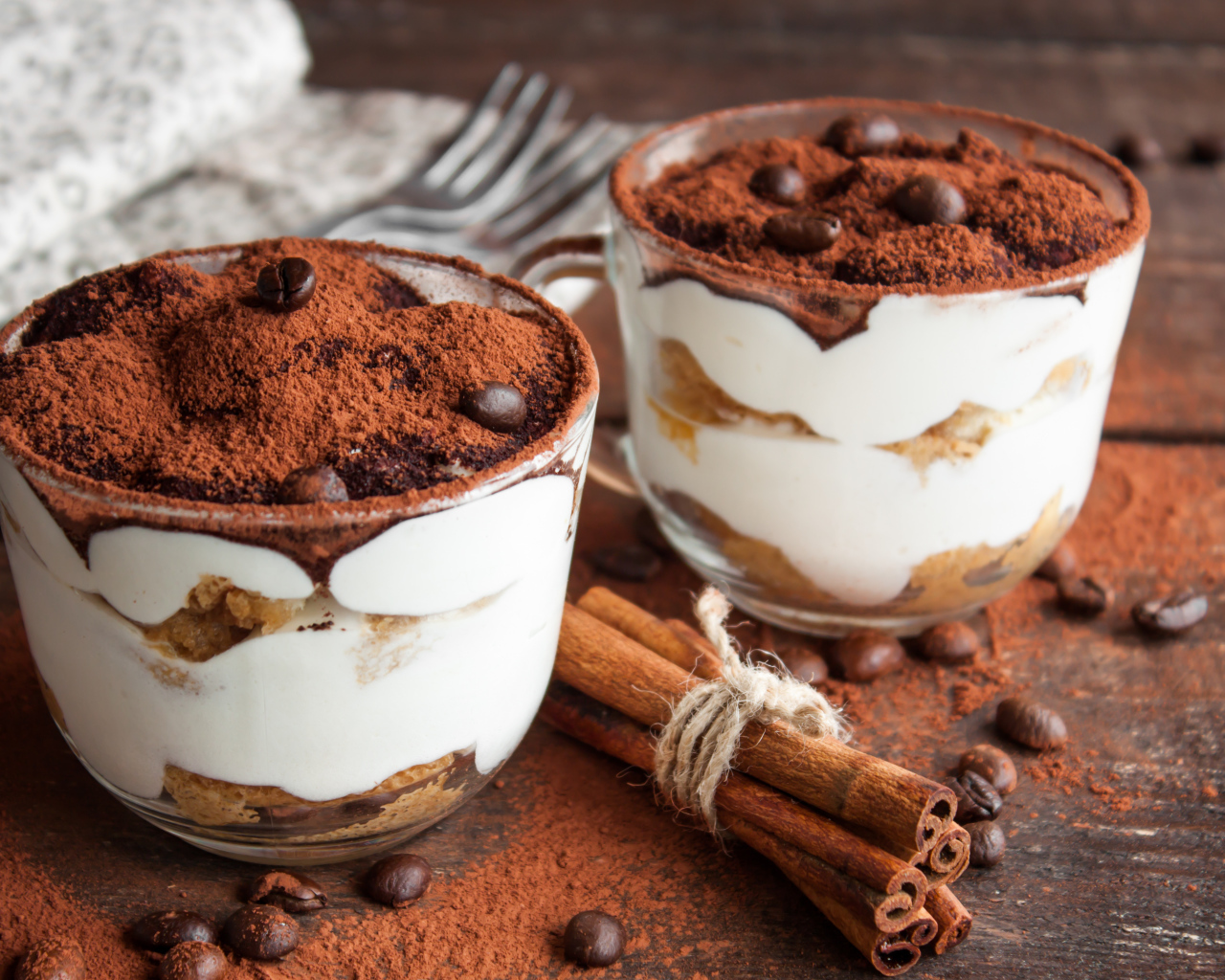 Десерт с йогуртом и печеньем посыпан какао 