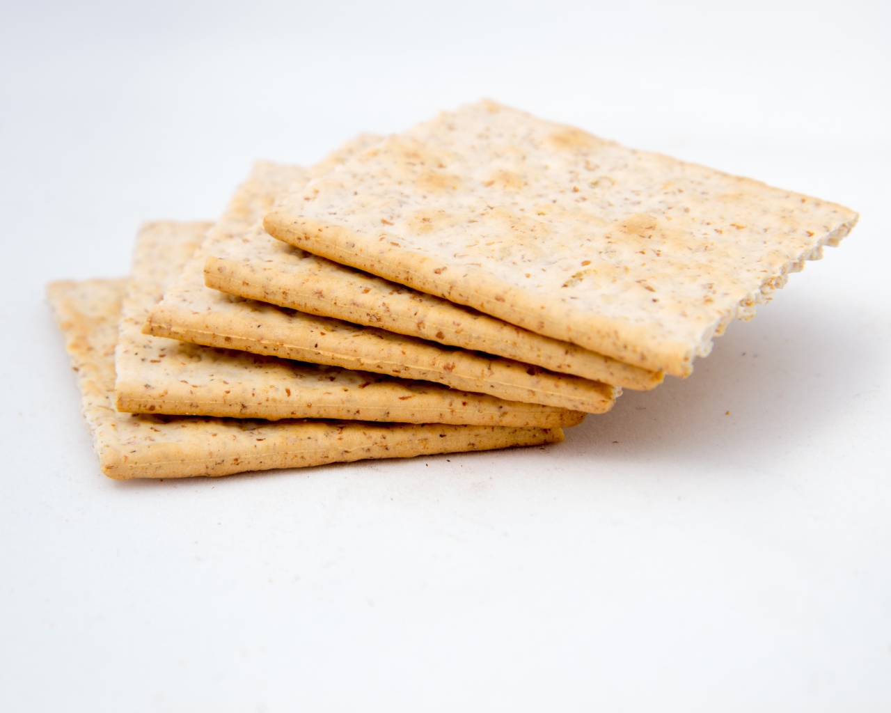 Сухое печенье галеты на белом фоне