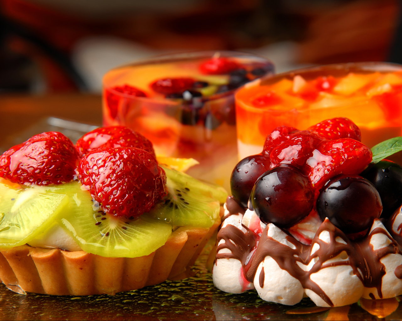 Свежие вкусные пирожные на столе 