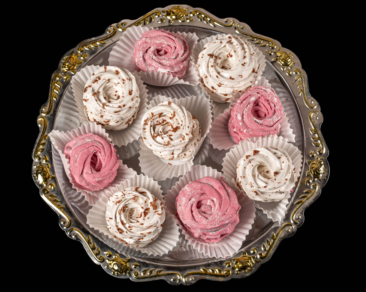 Домашний фруктовый зефир на черном фоне