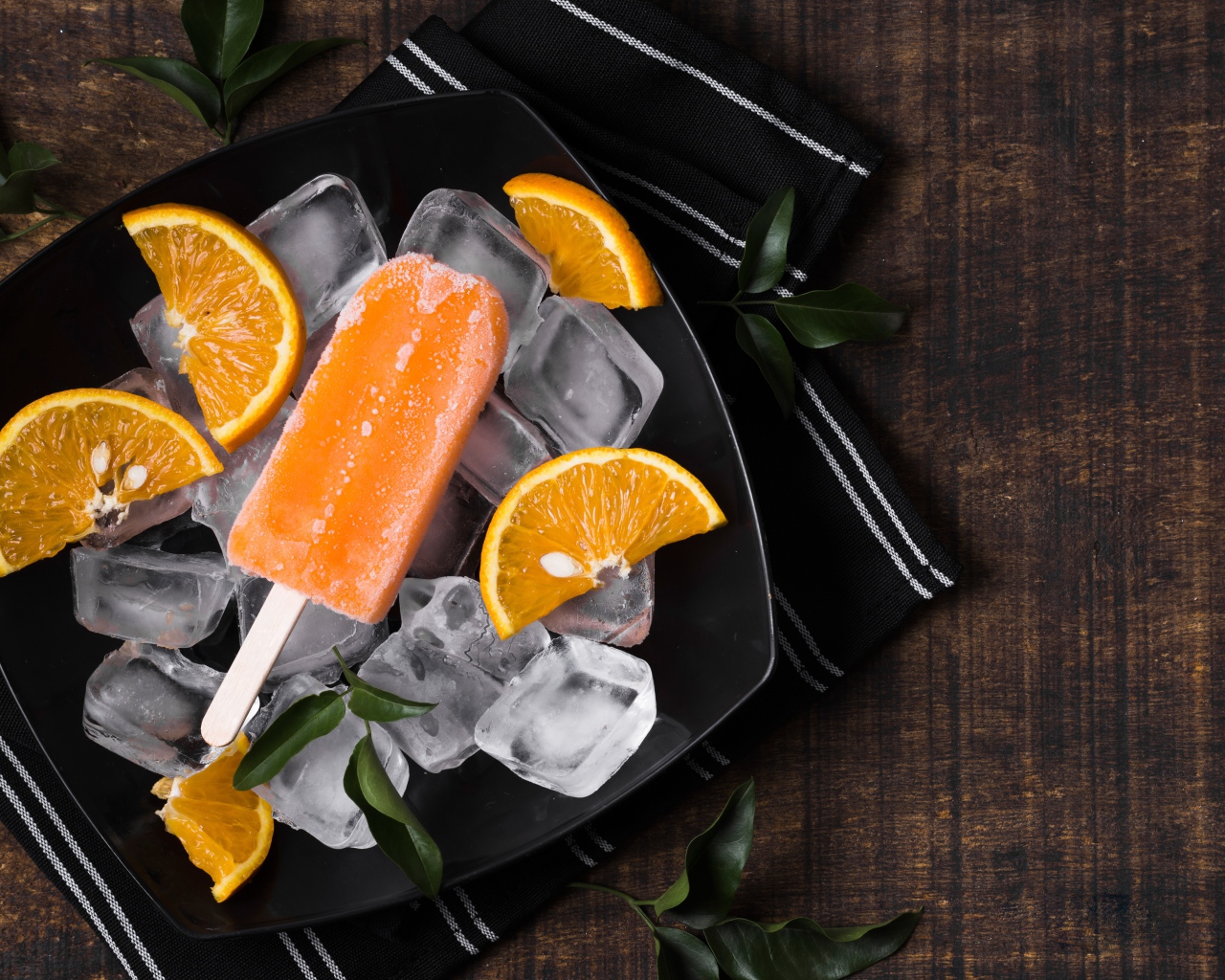 Мороженое с кусочками льда и апельсинами 