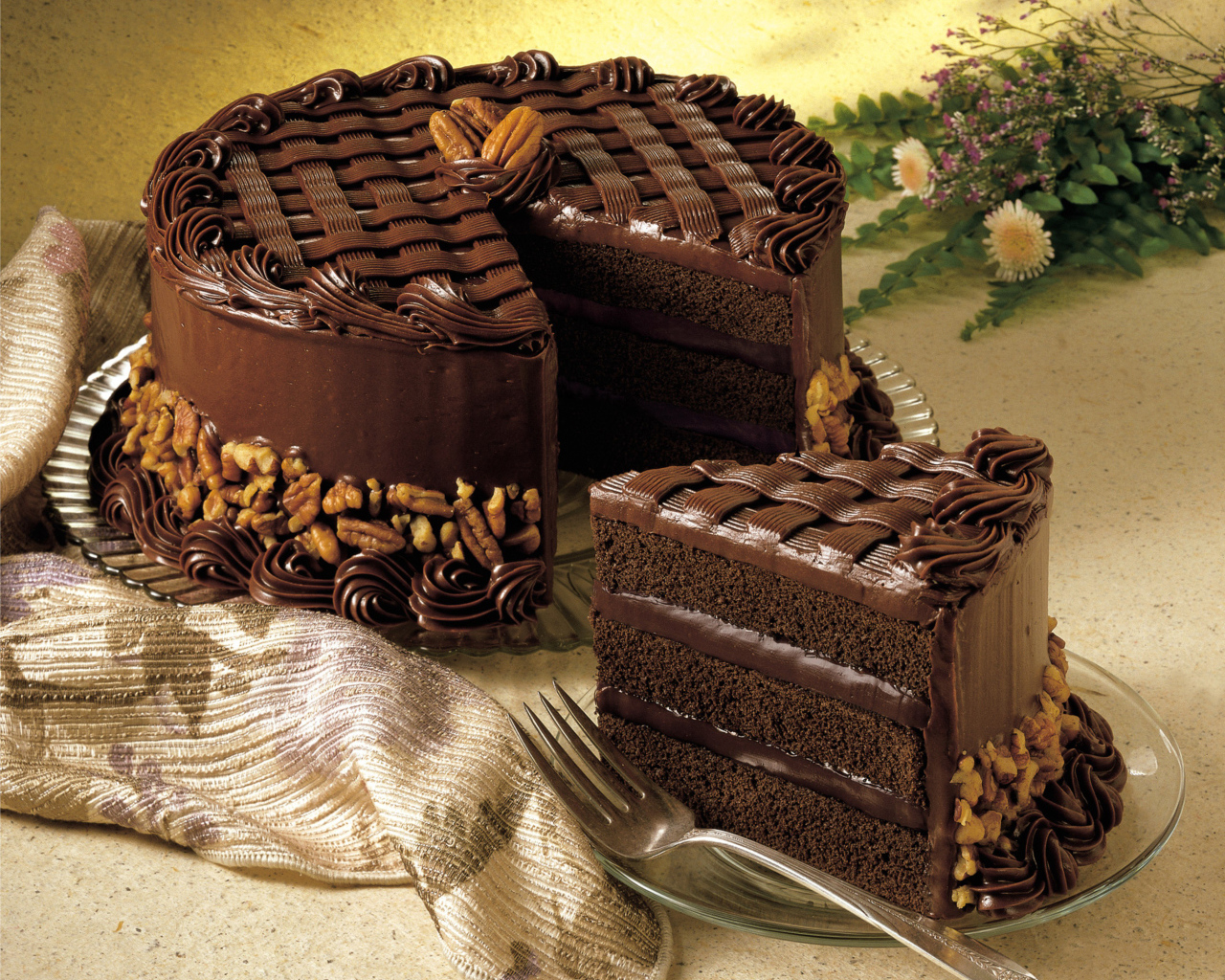 Большой шоколадный праздничный торт с орехами 