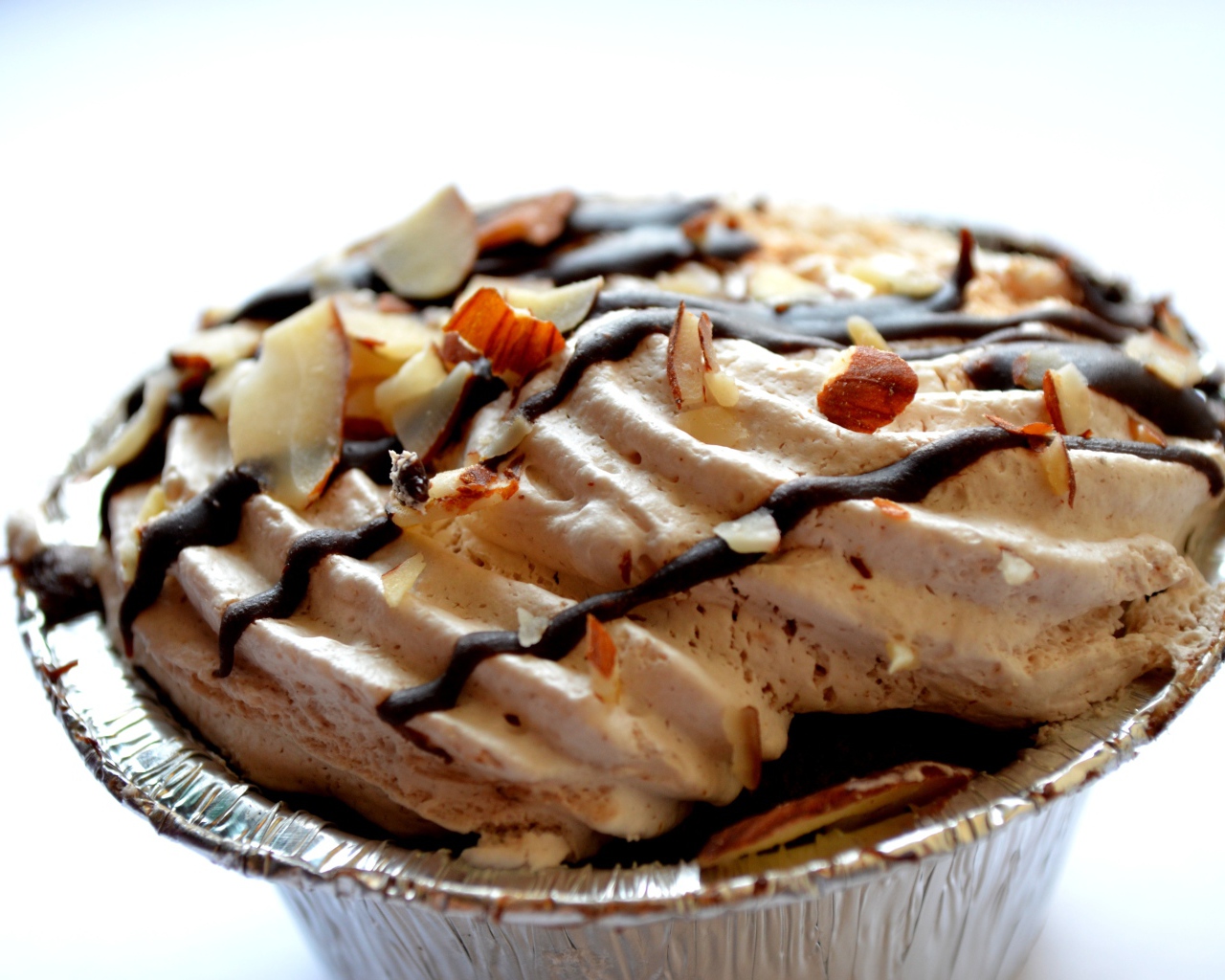 Пирожное меренга с орехами и шоколадом