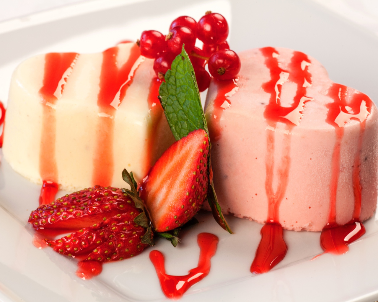 Молочное и клубничное желе с клубникой и смородиной 