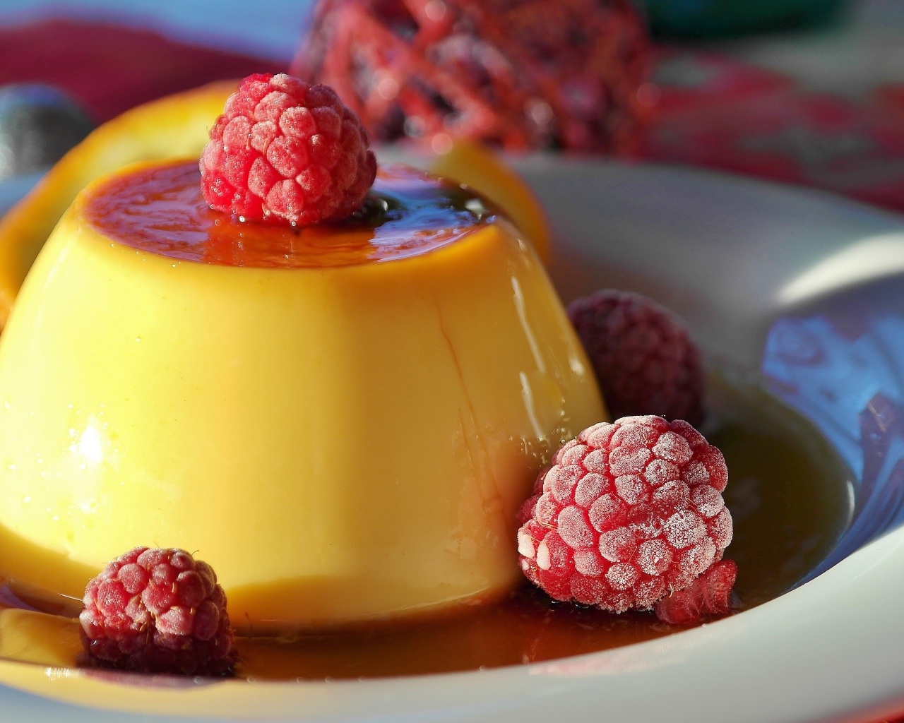 Молочное желе с сиропом и ягодами малины 