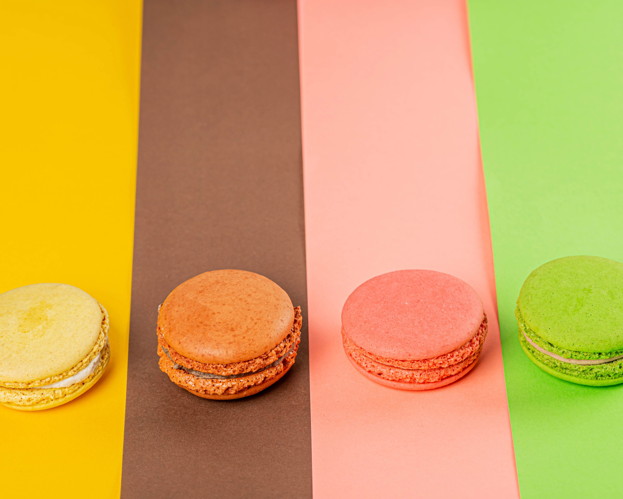 Разноцветный десерт макарон на бумаге 