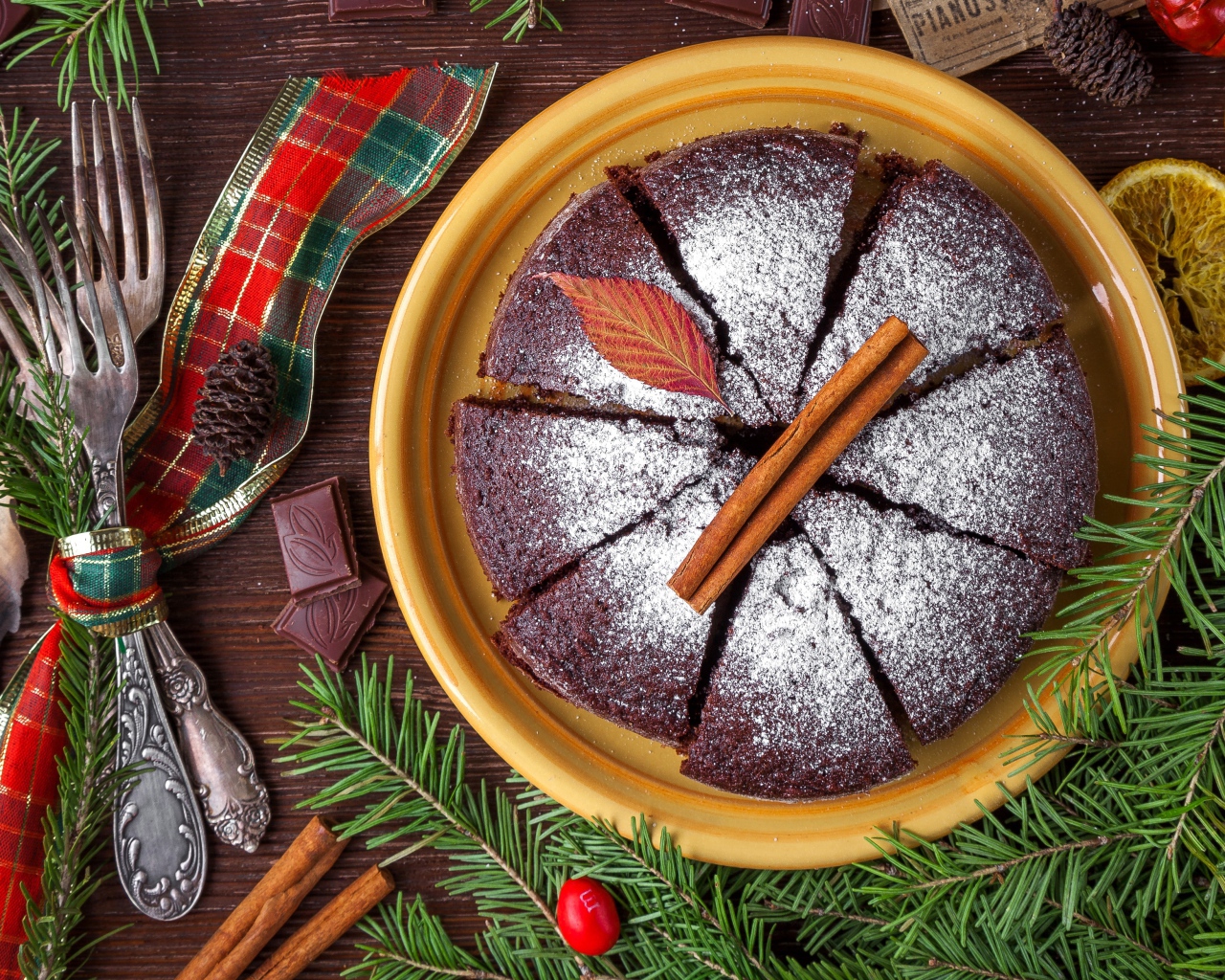 Пирог с сахарной пудрой на столе со столовыми приборами