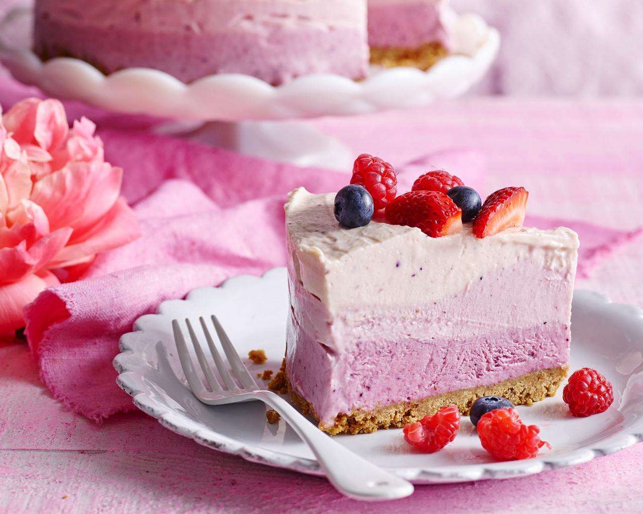 Кусок торта суфле с ягодами на столе 