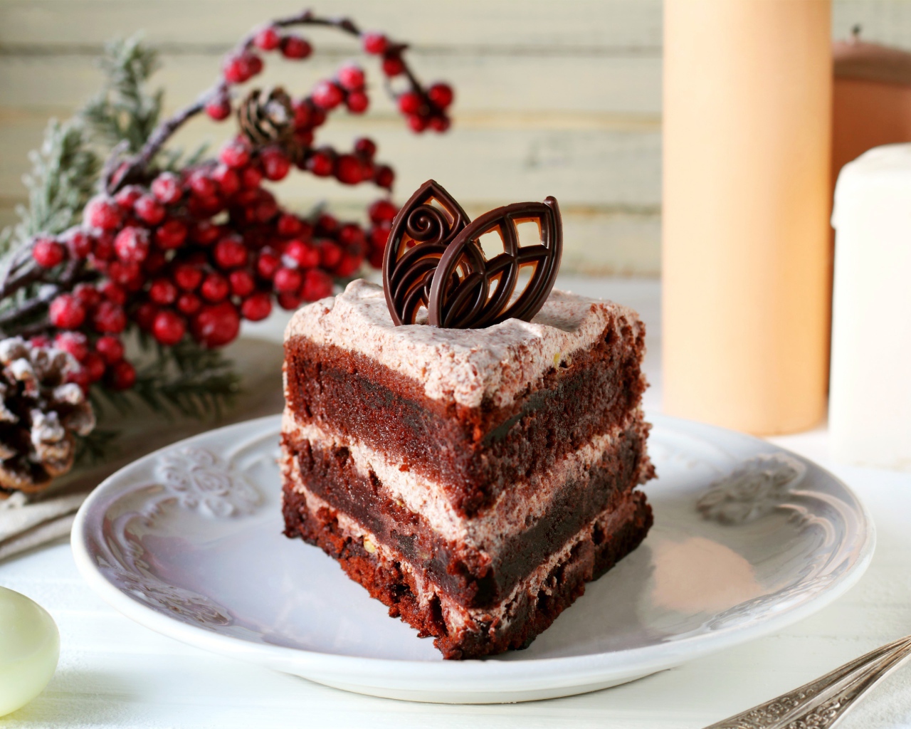 Кусок шоколадного торта на белой тарелке на столе