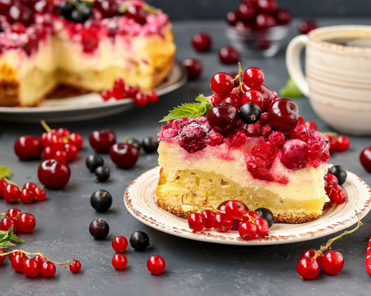 Кусок пирога с ягодами и творогом