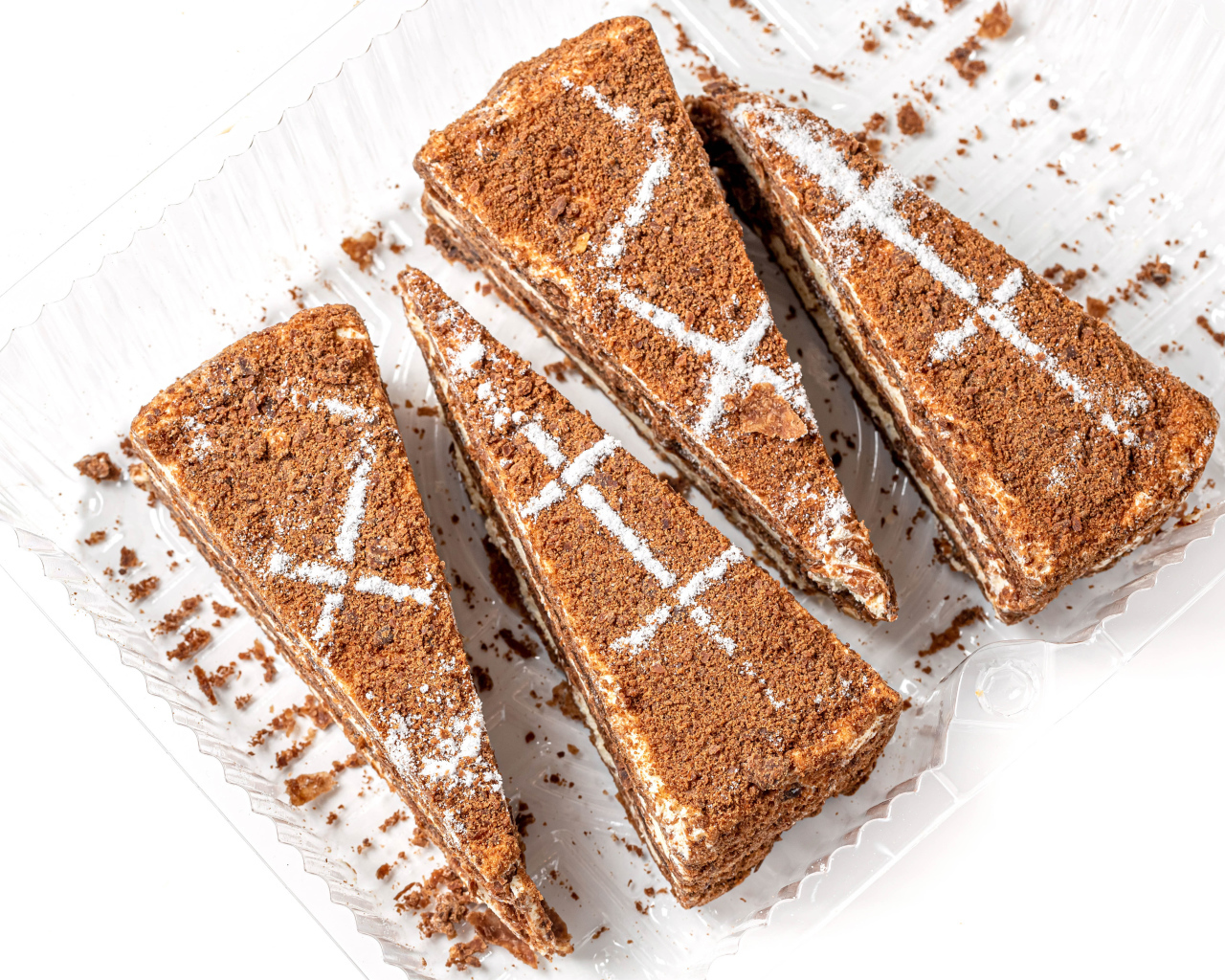 Куски аппетитного медового торта на белом фоне