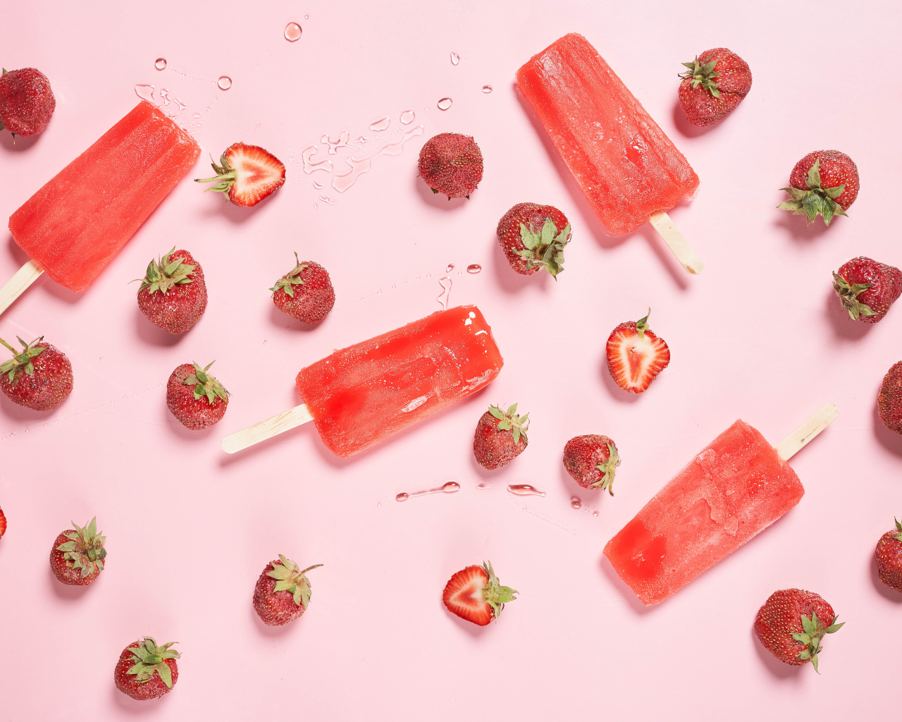Фруктовое мороженое на розовом фоне с ягодами клубники 