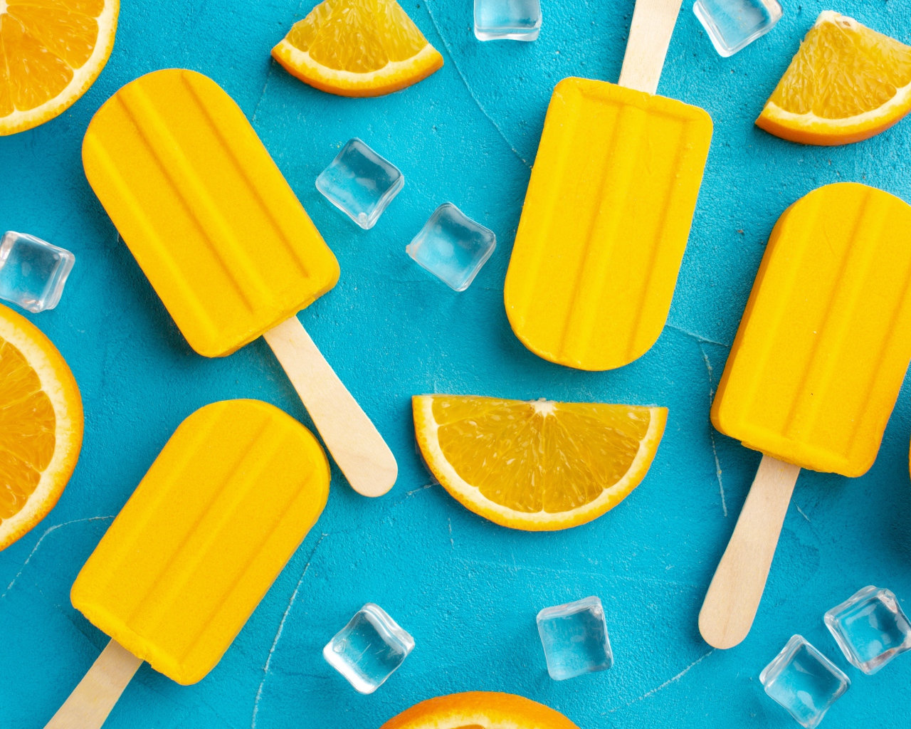 Фруктовое мороженое с кусочками льда и апельсина на голубом столе 