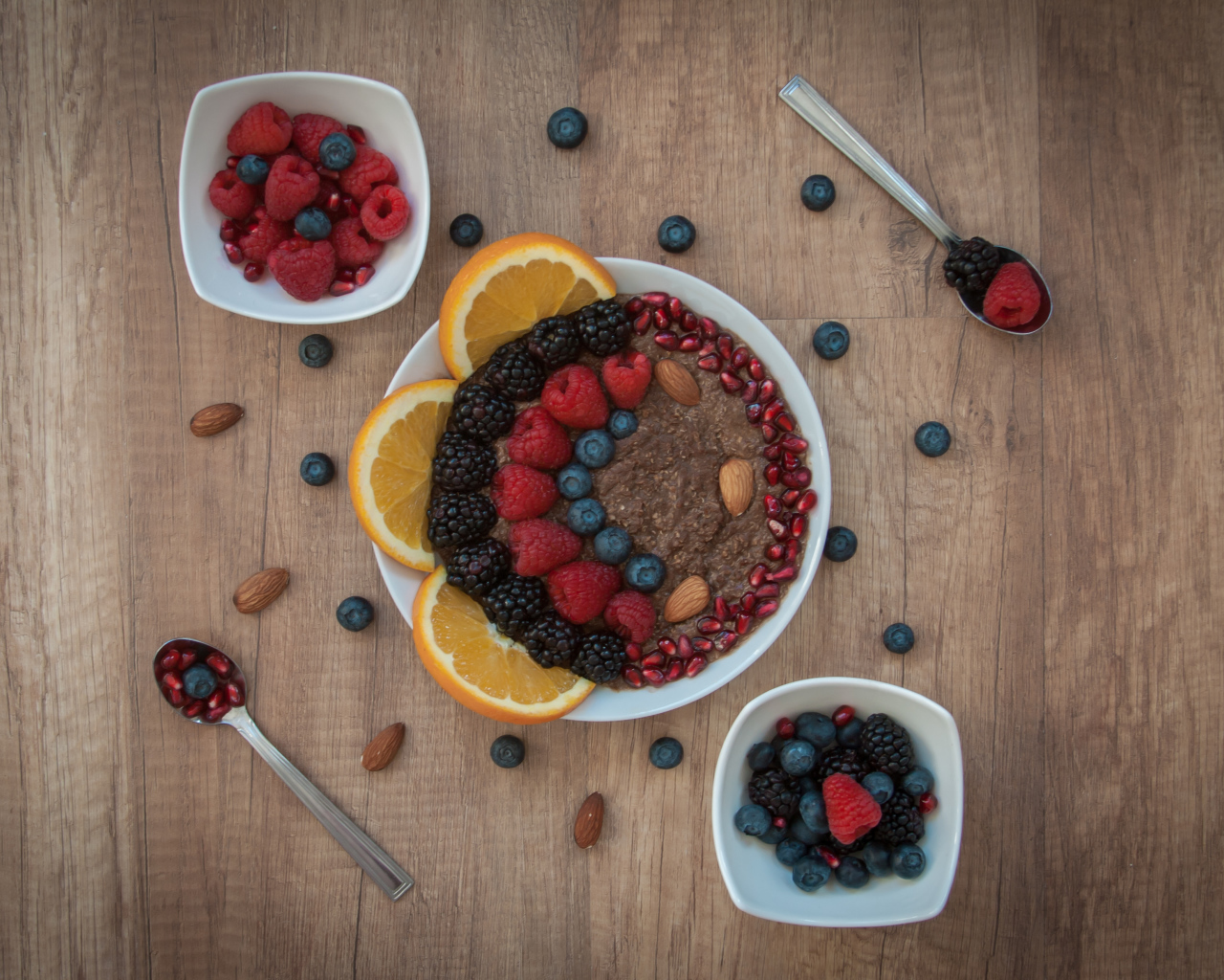 Каша с ягодами в тарелке на столе на завтрак