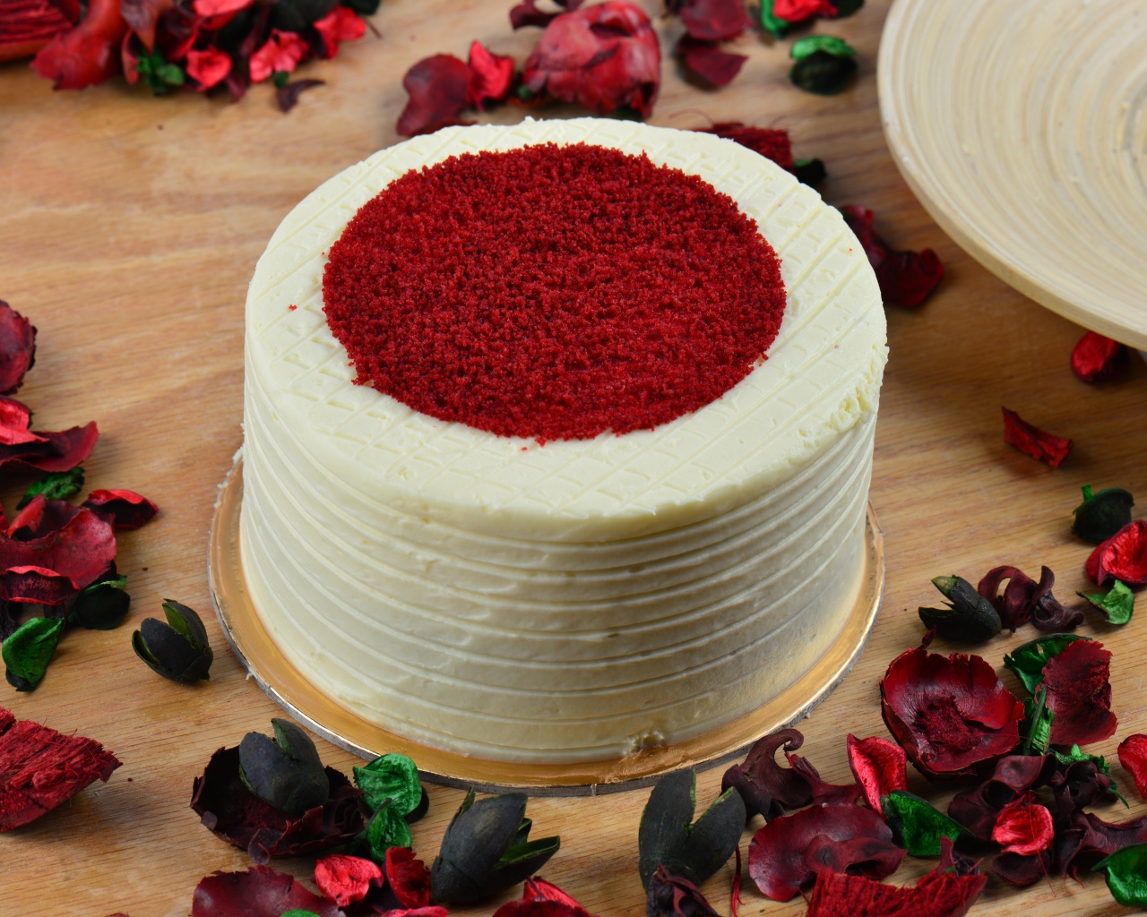 Торт красный бархат с лепестками цветов 