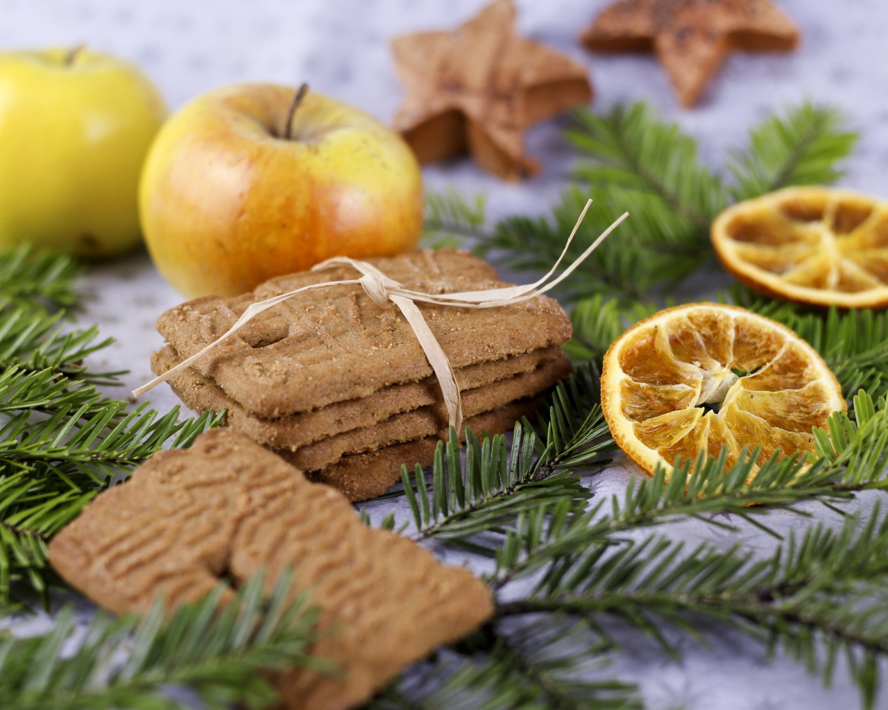 Песочное печенье с яблоками и еловой веткой 