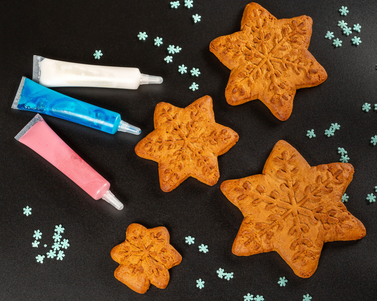 Печенье снежинки с красками на столе