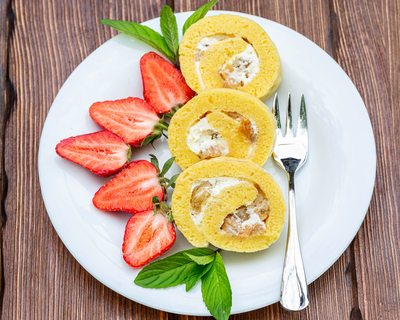 Бисквитный рулет  с кусочками клубники