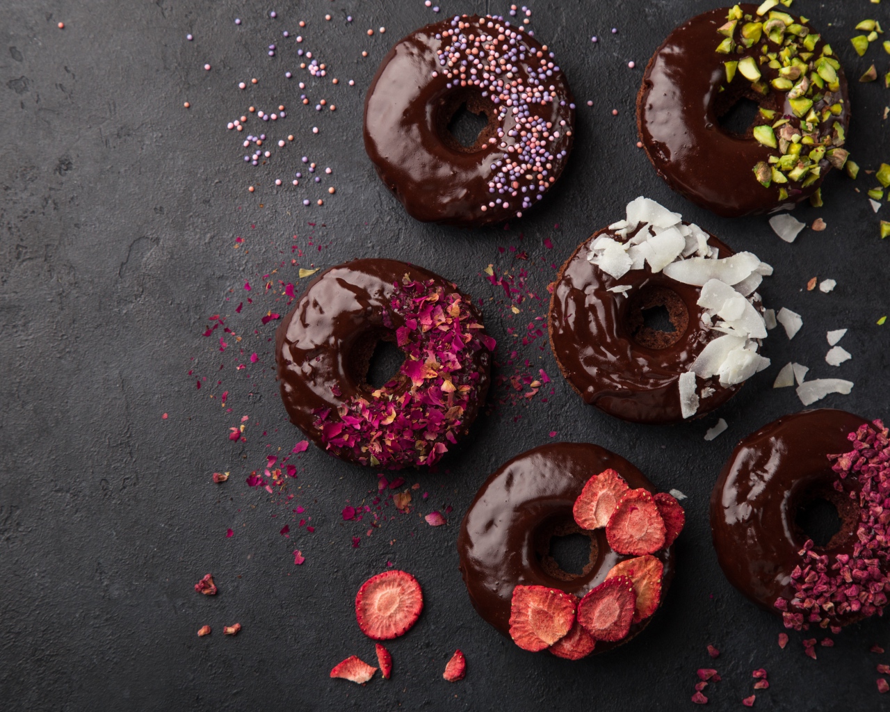 Сладкие аппетитные пончики с шоколадом и добавками