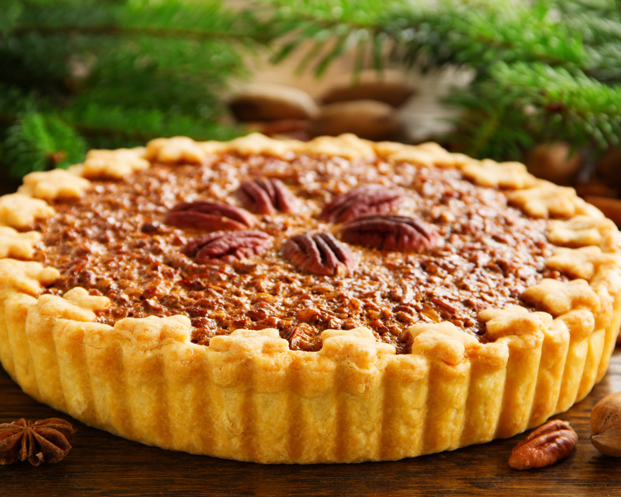 Сладкий пирог с песочным тестом и орехами на столе