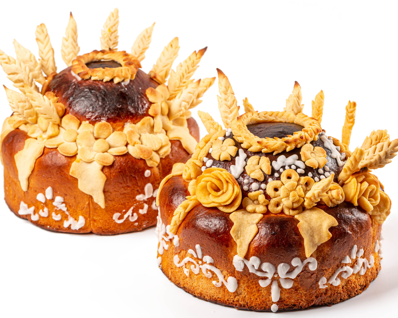 Два каравая с цветами на белом фоне