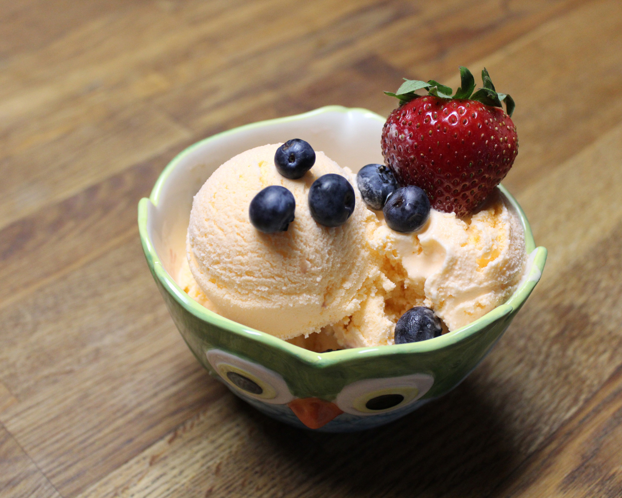 Шарики ванильного мороженого с ягодами черники и клубники