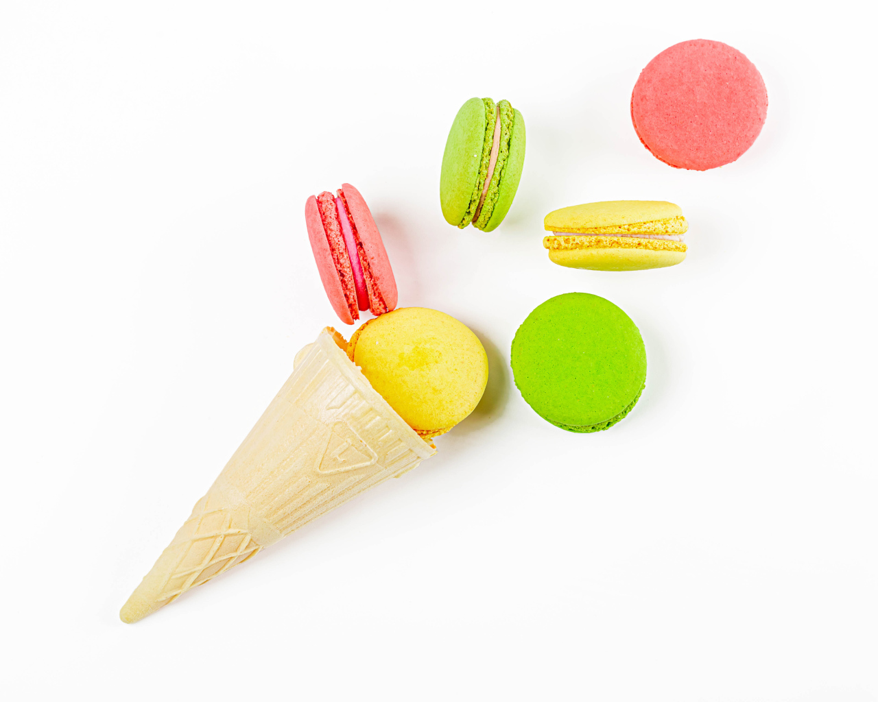 Вафельный рожок с печеньем макарун на белом фоне